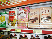 棚に陳列するお菓子。日本からの輸入品