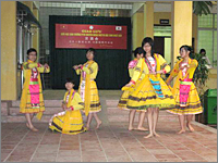 交流会の様子。独特の踊りを見せてくれた