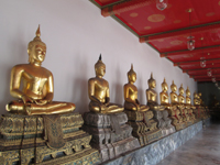 寺院に並ぶ仏像の数々