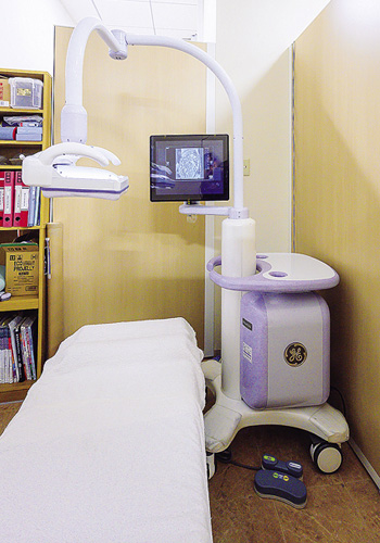 新たに導入した先進の乳房用自動超音波画像診断装置ABUS。同院は全国でも数少ない導入施設の一つ